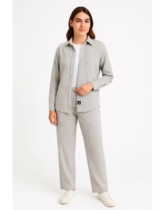 Kadife Oversize Takım – Gömlek Ve Pantolon İkili Set Füme Corduroy Şıklığı, Rahat Ve Zarif Duruş Yumuşak Dokulu Kadife Kumaş, Düğmeli Gömlek Üst Ve Lastikli Pantolon Alt Parça Ile Gün Boyu Konfor- Gri