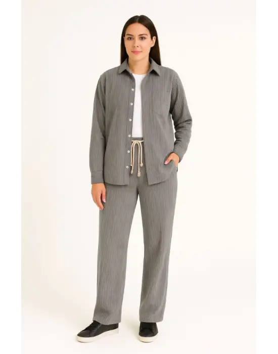 Kadife Oversize Takım – Gömlek Ve Pantolon İkili Set Füme Corduroy Şıklığı, Rahat Ve Zarif Duruş Yumuşak Dokulu Kadife Kumaş, Düğmeli Gömlek Üst Ve Lastikli Pantolon Alt Parça Ile Gün Boyu Konfor- Füme