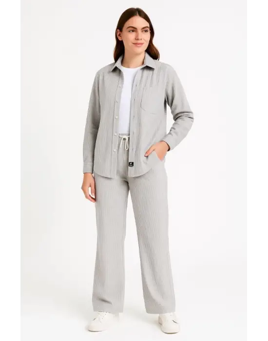 Kadife Oversize Takım – Gömlek Ve Pantolon İkili Set Füme Corduroy Şıklığı, Rahat Ve Zarif Duruş Yumuşak Dokulu Kadife Kumaş, Düğmeli Gömlek Üst Ve Lastikli Pantolon Alt Parça Ile Gün Boyu Konfor- Gri