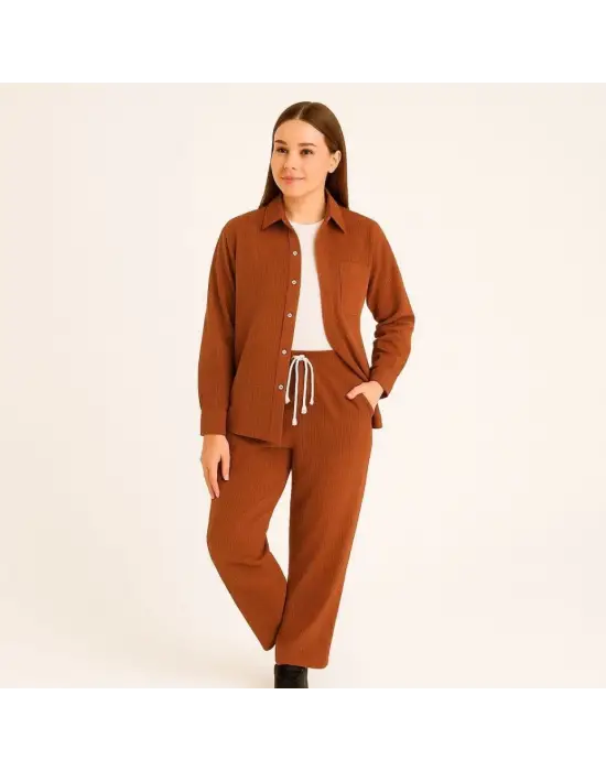 Kadife Oversize Takım – Gömlek Ve Pantolon İkili Set Füme Corduroy Şıklığı, Rahat Ve Zarif Duruş Yumuşak Dokulu Kadife Kumaş, Düğmeli Gömlek Üst Ve Lastikli Pantolon Alt Parça Ile Gün Boyu Konfor- Kiremit