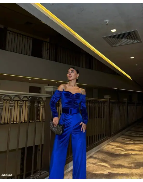 Omarı Zincir Askılı Kadife Tulum Modası | Yaka Detaylı Kadın Kıyafeti