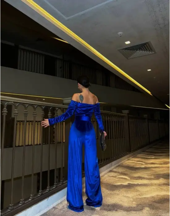 Omarı Zincir Askılı Kadife Tulum Modası | Yaka Detaylı Kadın Kıyafeti