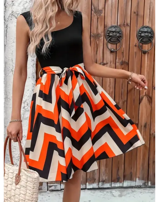 Omarı Yuvarlak Yakalı Belden Kuşaklı Zikzak Desenli Elbise