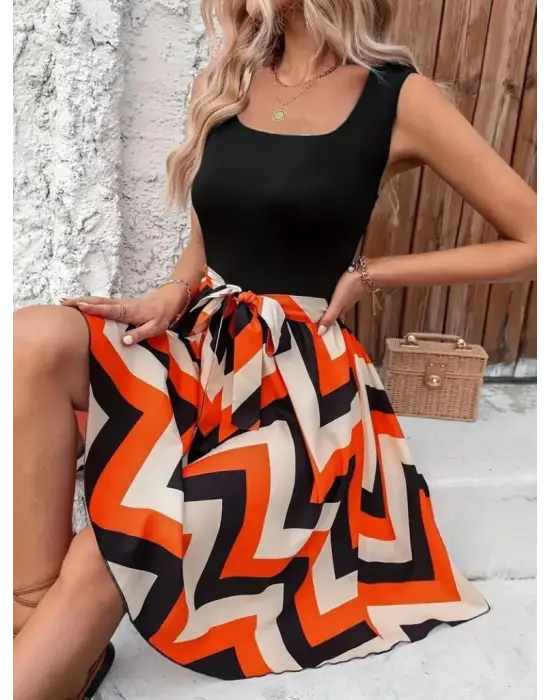 Omarı Yuvarlak Yakalı Belden Kuşaklı Zikzak Desenli Elbise