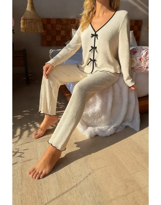 Kadın Beyaz Fiyonklu İç Çamaşırı ve Uzun Kollu V Yaka Pijama Takımı 4lü Set