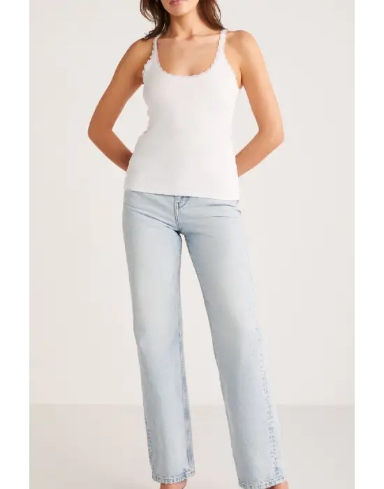 Omarı Beyaz Dantel Detaylı İnce Askılı Yaka Atlet