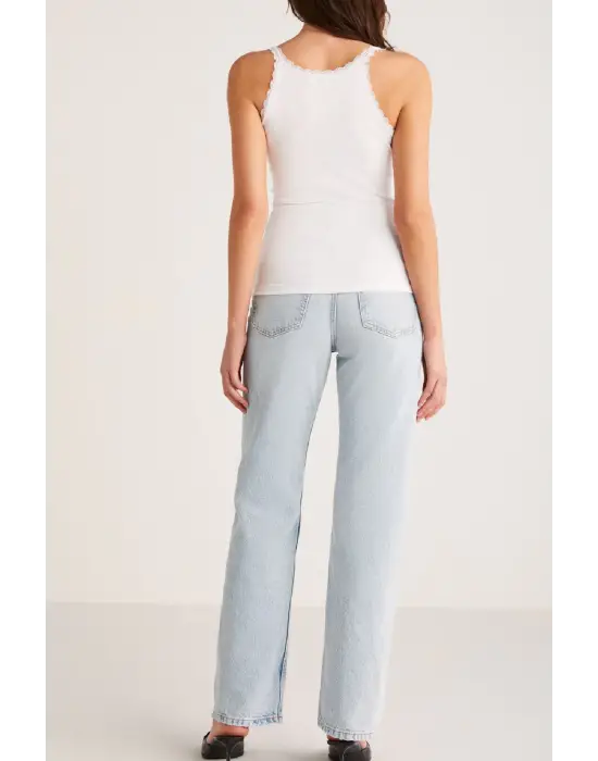 Omarı Beyaz Dantel Detaylı İnce Askılı Yaka Atlet