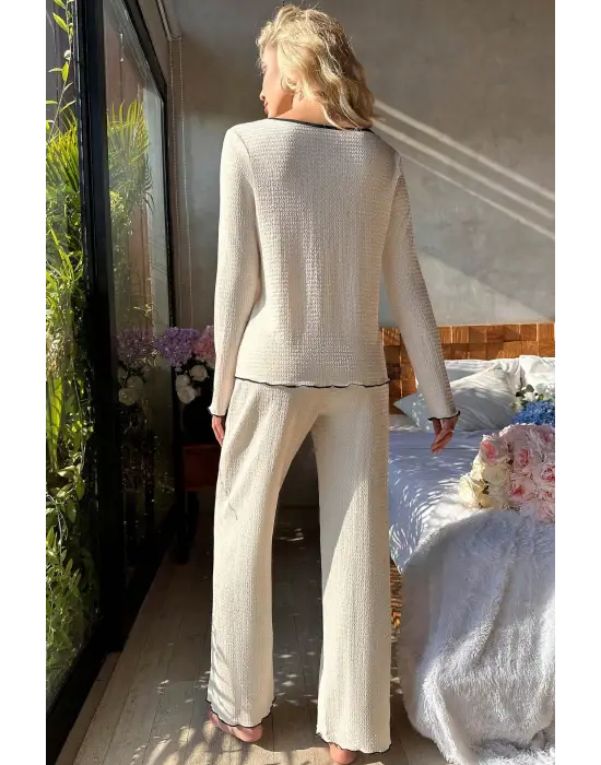 Kadın Beyaz Örme Kumaş V Yaka Düğmeli Rahat Şık Pijama Takımı