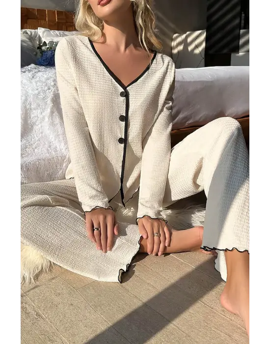 Kadın Beyaz Örme Kumaş V Yaka Düğmeli Rahat Şık Pijama Takımı