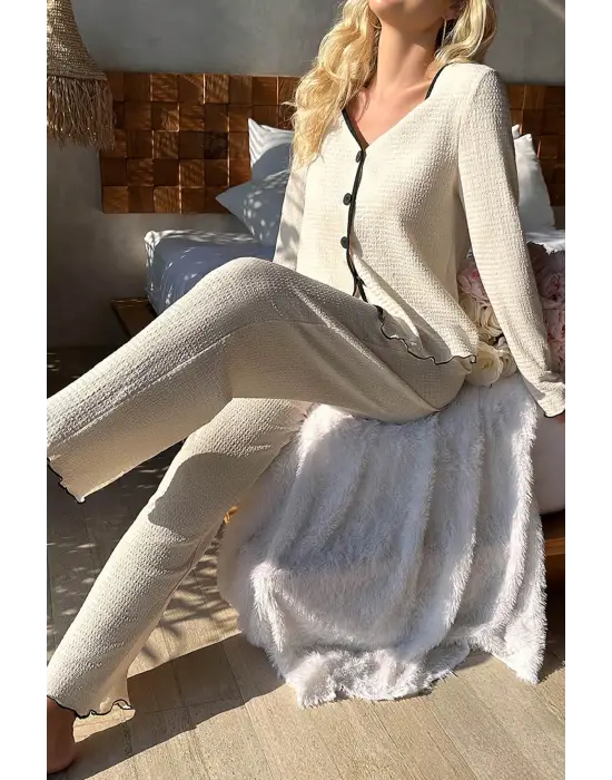 Kadın Beyaz Örme Kumaş V Yaka Düğmeli Rahat Şık Pijama Takımı