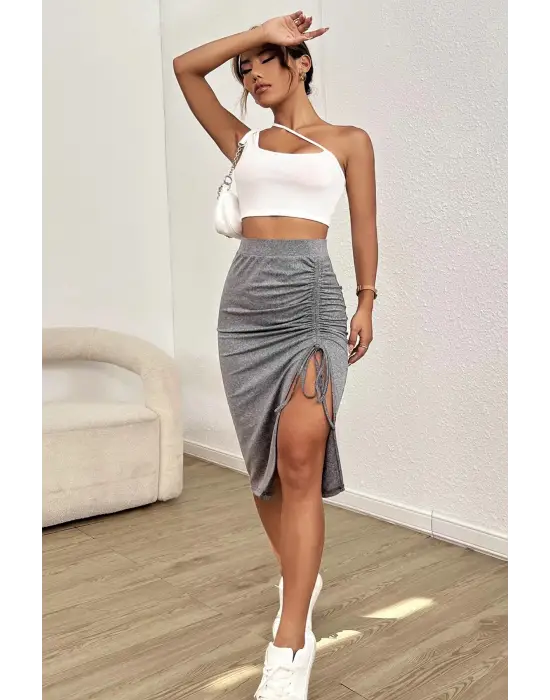 Omarı Şık Beyaz Tek Omuzlu Çapraz Askılı Crop Top