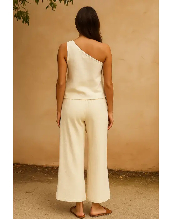 Omarı Şık Tek Omuzlu Beyaz Bluz ve Geniş Paça Pantolon Takımı