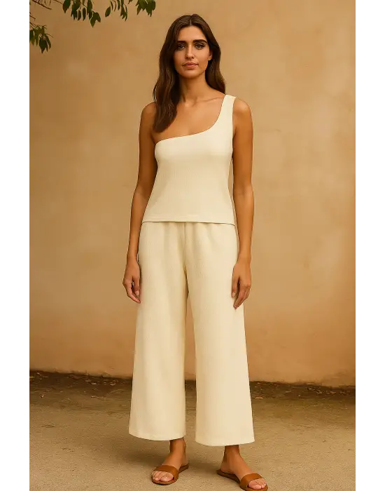 Omarı Şık Tek Omuzlu Beyaz Bluz ve Geniş Paça Pantolon Takımı