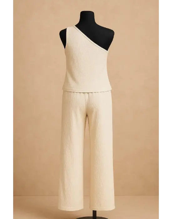 Omarı Şık Tek Omuzlu Beyaz Bluz ve Geniş Paça Pantolon Takımı