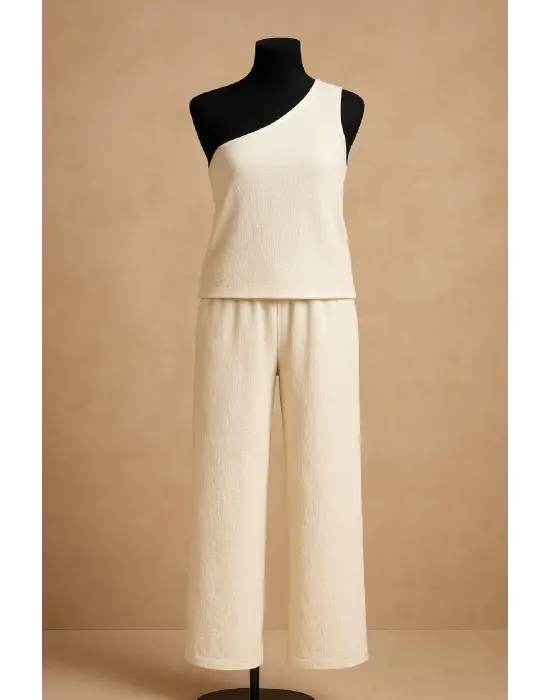 Omarı Şık Tek Omuzlu Beyaz Bluz ve Geniş Paça Pantolon Takımı