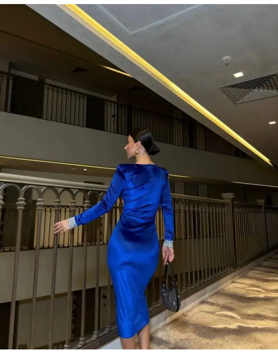 Kadın Bisiklet Yaka Vatkalı Manşet Detay Kadife Kumaş Midi Boy Elbise