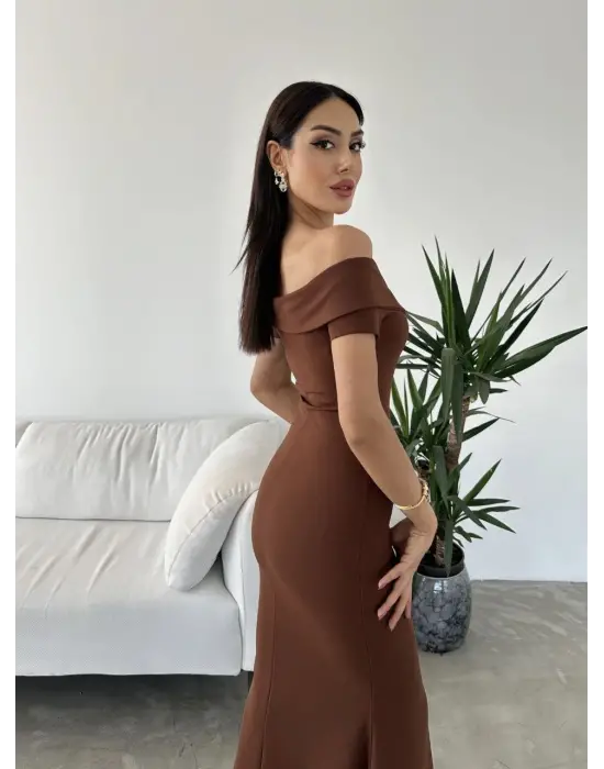 Kadın Dalgıç Kumaş Kayık Yaka Ve Dekolte Detaylı Elbise