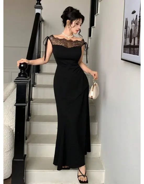 Kadın Göğüs Ve Yakası Dantel Detaylı Kayık Yaka Görünümlü Uzun Ithal Krep Elbise