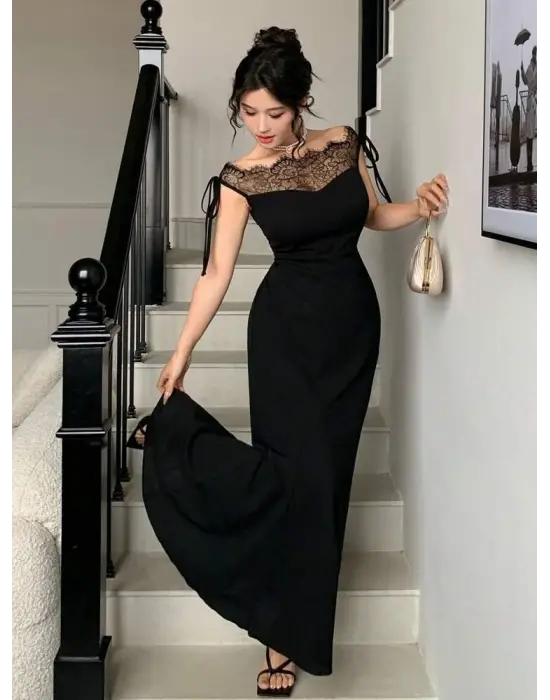 Göz Alıcı Dantel Detaylı Uzun Krep Elbise