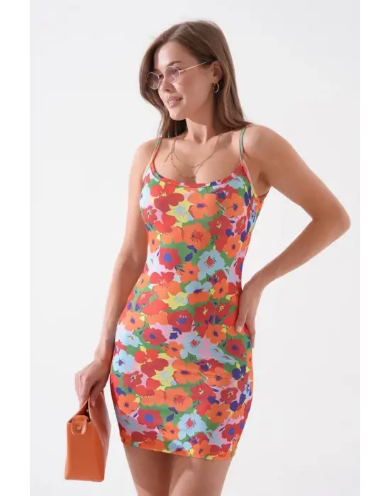 Omarı Şık ve Zarif Desenli İnce Askılı Elbise