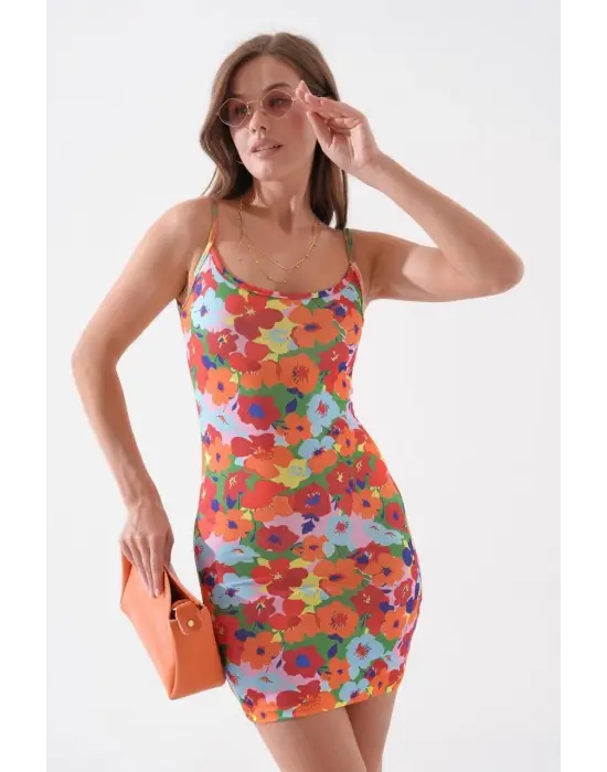 Omarı Şık ve Zarif Desenli İnce Askılı Elbise