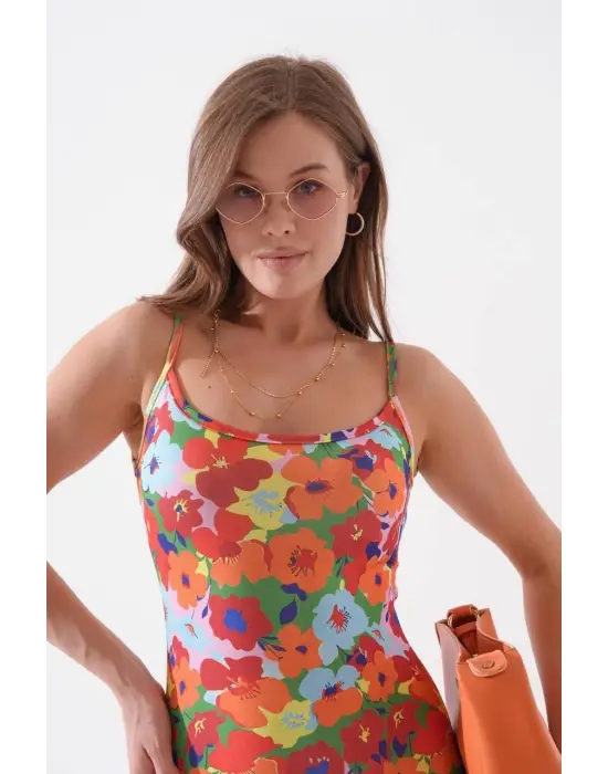 Omarı Şık ve Zarif Desenli İnce Askılı Elbise