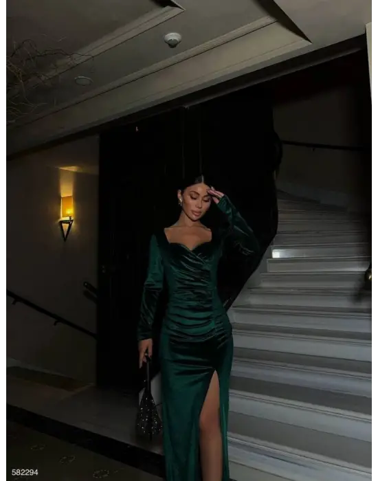 Kadın Kadife Kumaş Kalp Yaka Yırtmaç Detaylı Maxi Boy Elbise