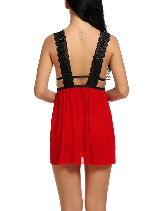 Omarı Eteğinde Şıklığıyla Büyüleyen Kırmızı Dantelli Gecelik