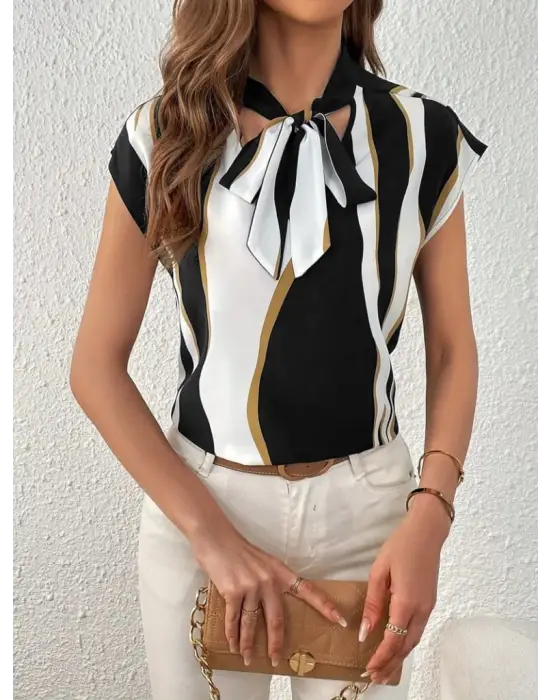 Omarı Şık Desenli Kısa Kollu Kadın Bluz