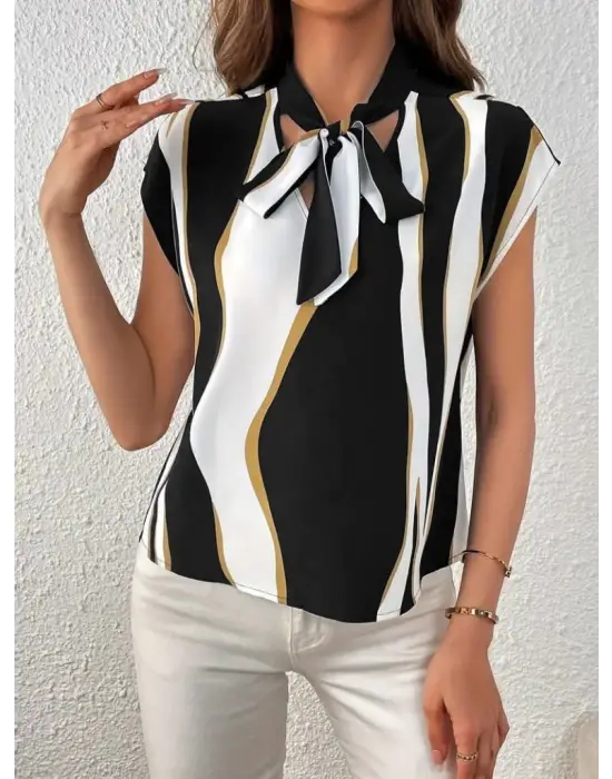 Omarı Şık Desenli Kısa Kollu Kadın Bluz