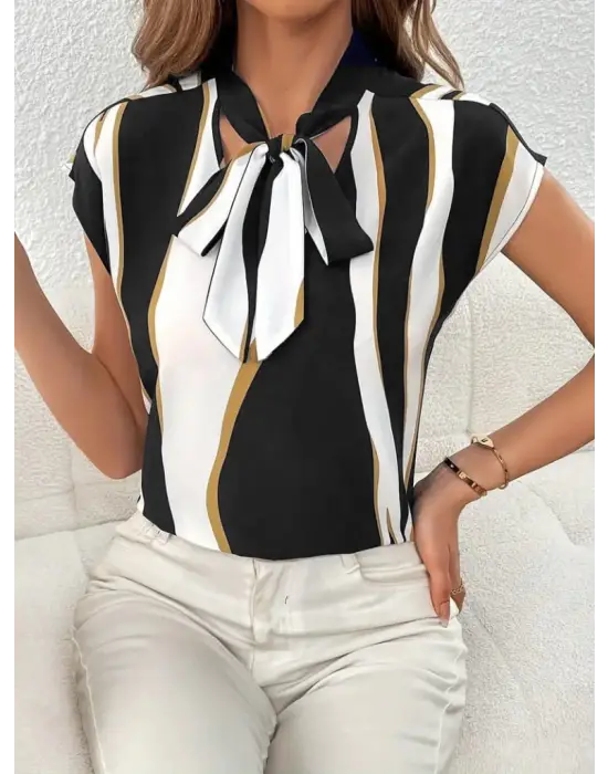 Omarı Şık Desenli Kısa Kollu Kadın Bluz