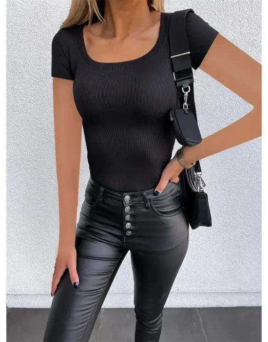 Omarı Rahat ve Şık Kadın Kısa Kollu Bluz