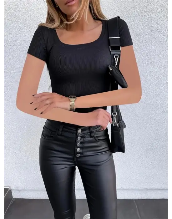 Omarı Rahat ve Şık Kadın Kısa Kollu Bluz