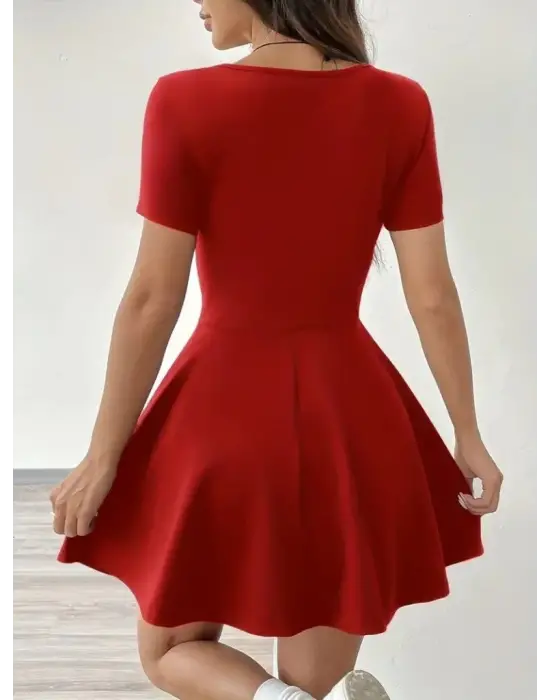 Omarı Yazın Zarif Şıklığı: Kısa Kollu Kare Yaka Elbise