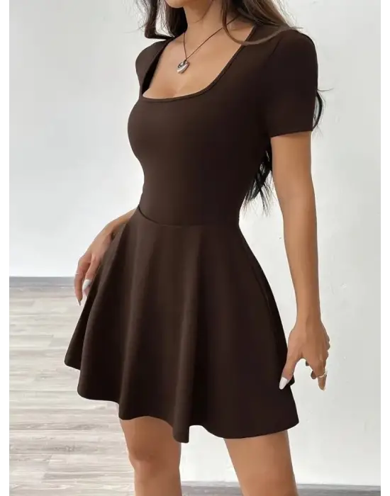 Omarı Şık ve Fonksiyonel Kadın Kısa Kollu Elbise