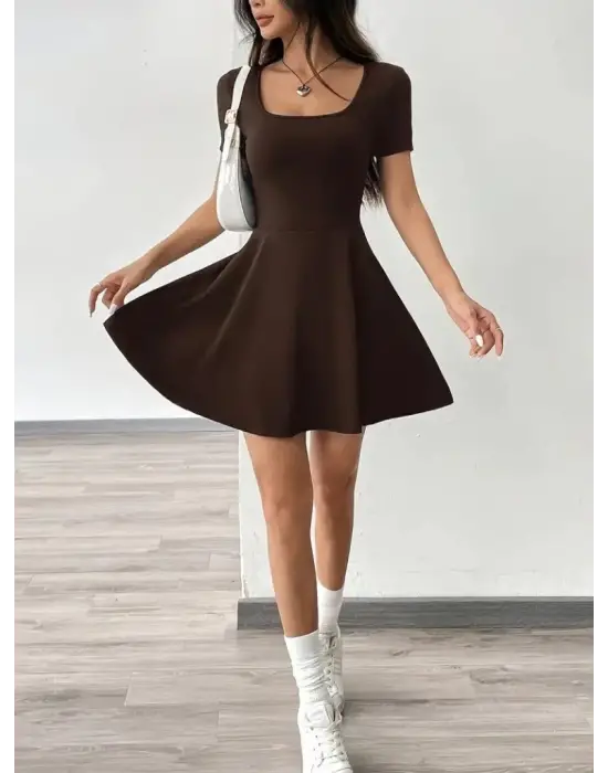 Omarı Şık ve Fonksiyonel Kadın Kısa Kollu Elbise