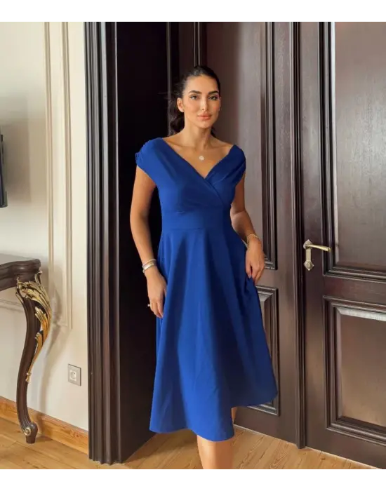 Omarı Şıklığı ve Zarafetiyle Öne Çıkan Kruvaze Yaka Elbise