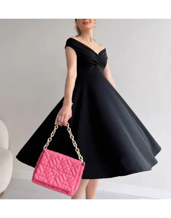 Omarı Şık ve Zarif Kruvaze Yaka Volanlı Elbise