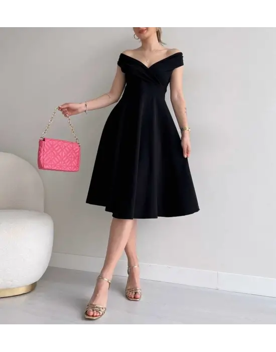 Omarı Şık ve Zarif Kruvaze Yaka Volanlı Elbise