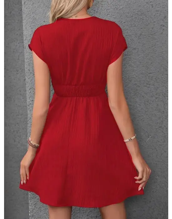 Omarı Şık ve Rahat Kruvaze Yakalı Elbise