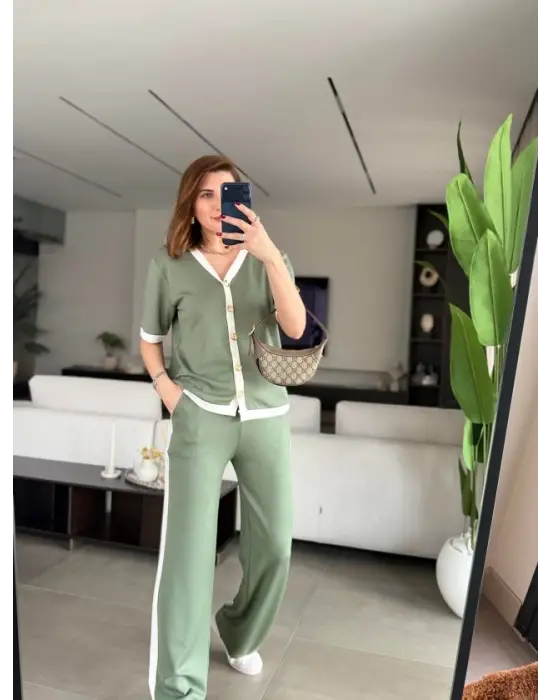 Kadın Kısa Kollu Ribana Ve Gold Düğme Detay Hırka Yanı şeritli Pantolon Ikili Takım