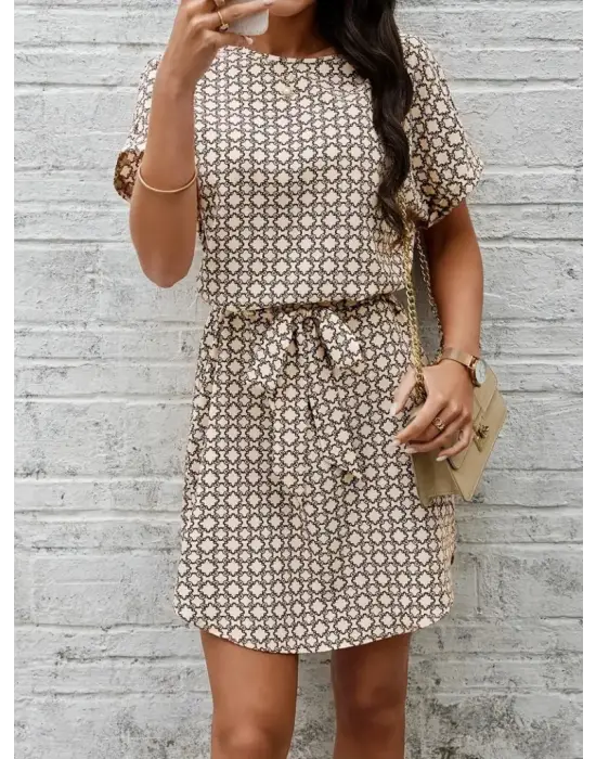 Kadın Kısa Kollu Yuvarlak Yaka Beli Kuşaklı Geometrik Desenli Süprem Elbise