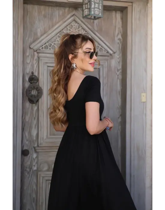 Omarı Sade ve Şık Kadın Elbisesi Önden Yırtmaç Detaylı