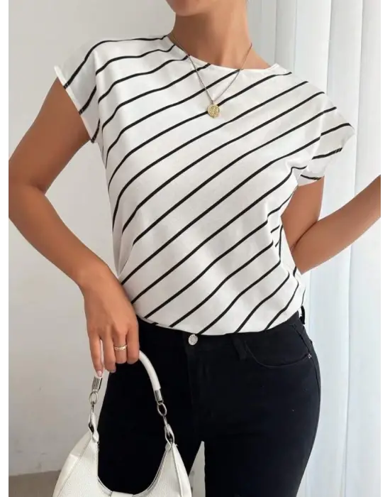 Omarı Desenli Kadın Kısa Kollu Yaka Detaylı Bluz