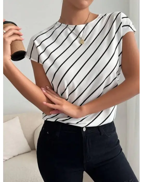 Omarı Desenli Kadın Kısa Kollu Yaka Detaylı Bluz