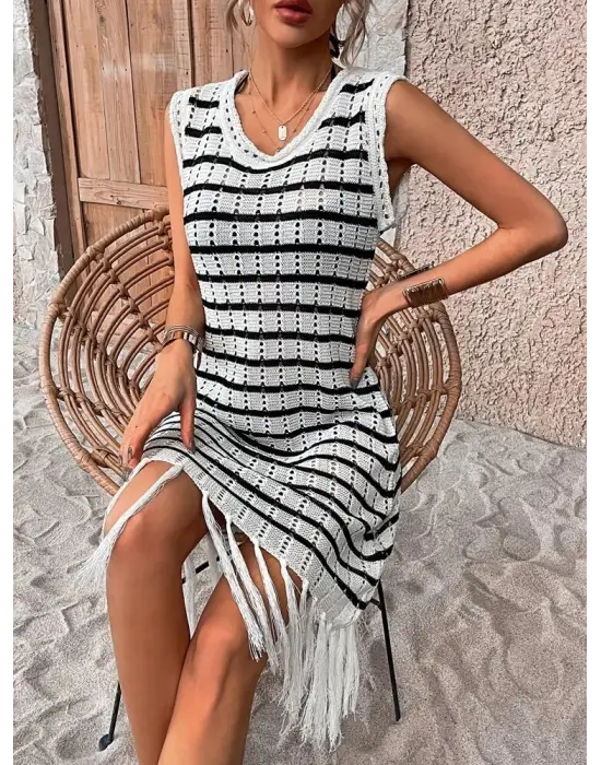 Omarı Şık Püsküllü V Yaka Triko Elbise