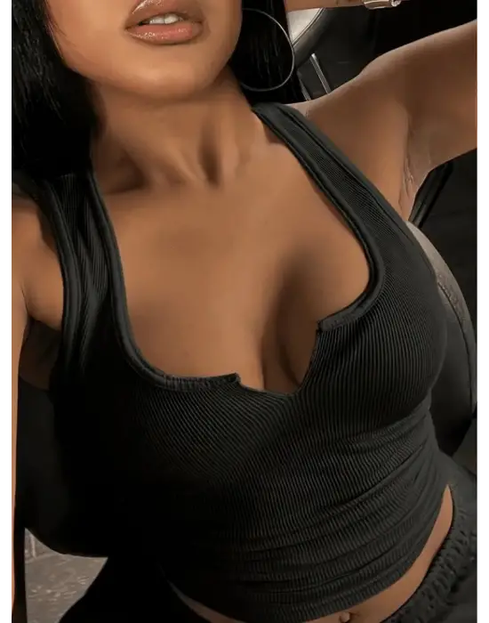 Omarı Şıklığıyla Öne Çıkan Kolsuz Kaşkorse Bluz