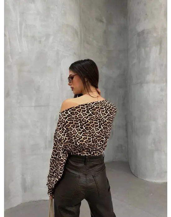 Kadın Leopar Desenli Düşük Omuzlu Bluz