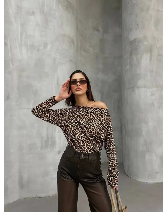 Kadın Leopar Desenli Düşük Omuzlu Bluz