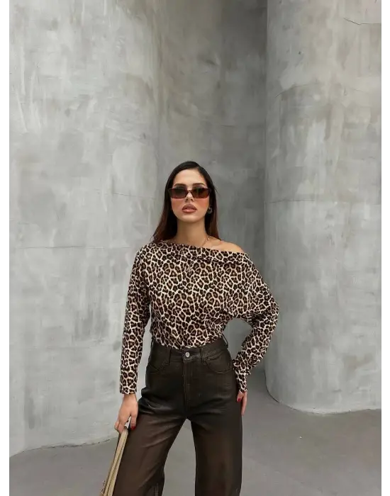 Kadın Leopar Desenli Düşük Omuzlu Bluz